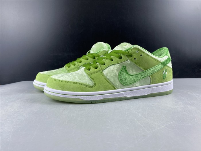 nike dunk sb low strangelove green ct2552-300
