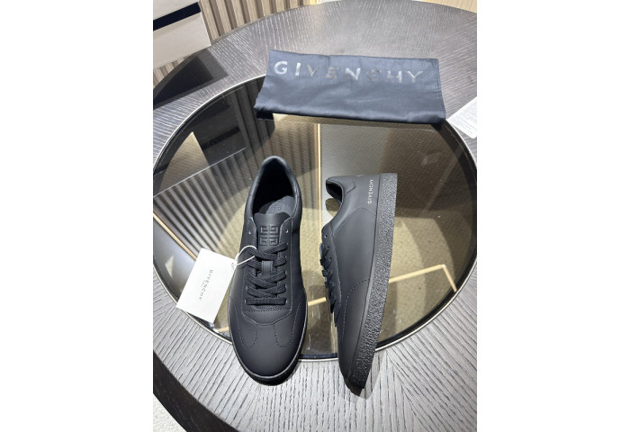 Givenchy Sneakers 660044