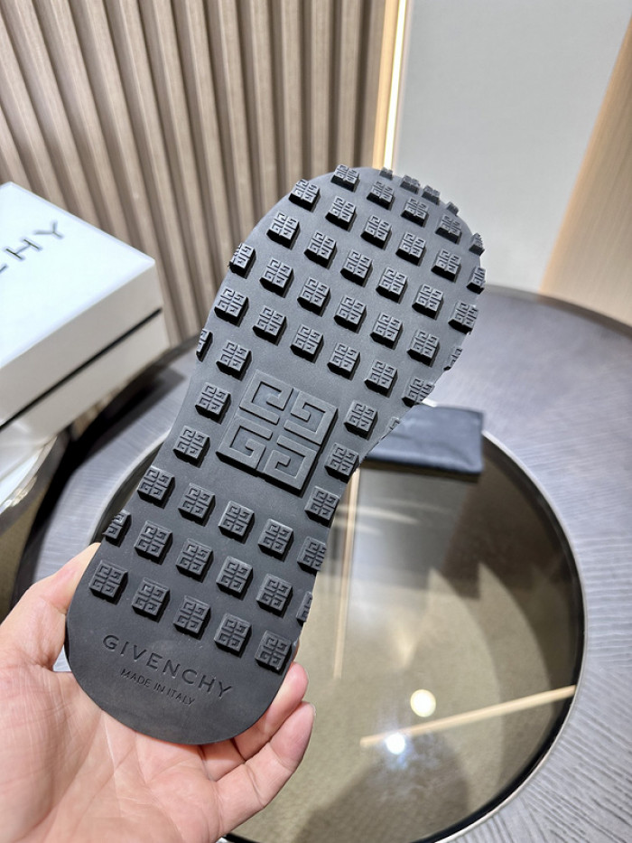 Givenchy Sneakers 660035