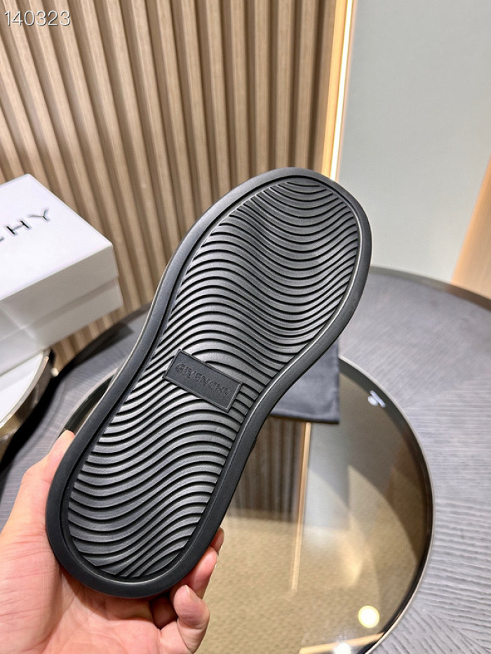 Givenchy Sneakers 660018