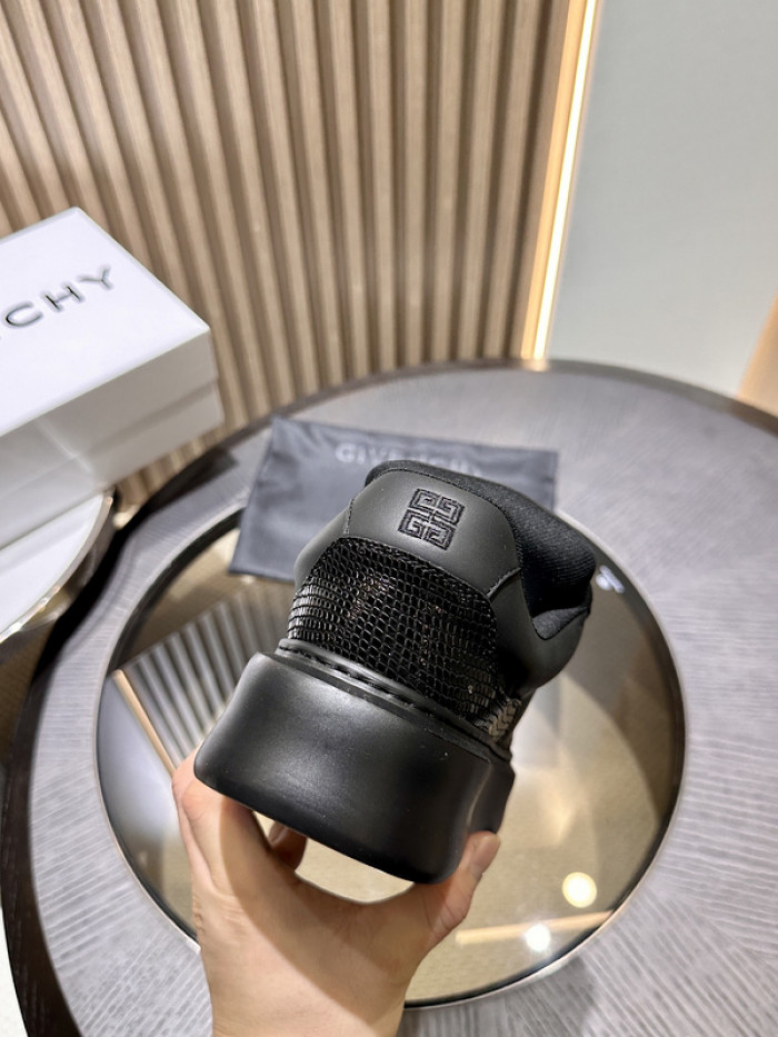 Givenchy Sneakers 660017