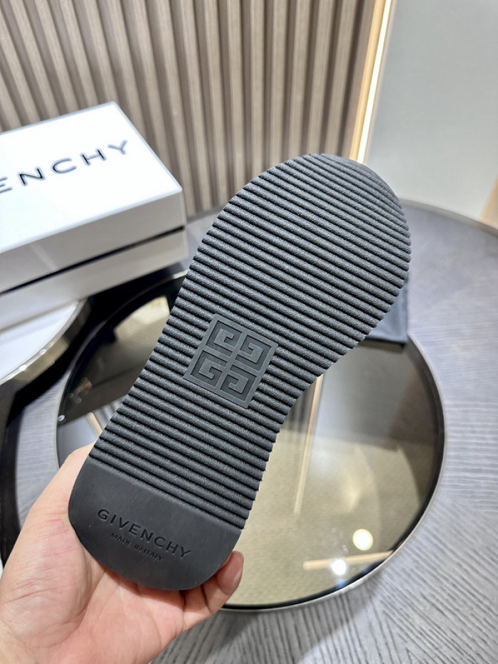 Givenchy Sneakers 660054